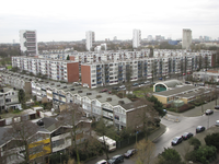 902831 Overzicht van het zuidwestelijk deel van de wijk Overvecht te Utrecht, vanaf een flatgebouw aan de ...